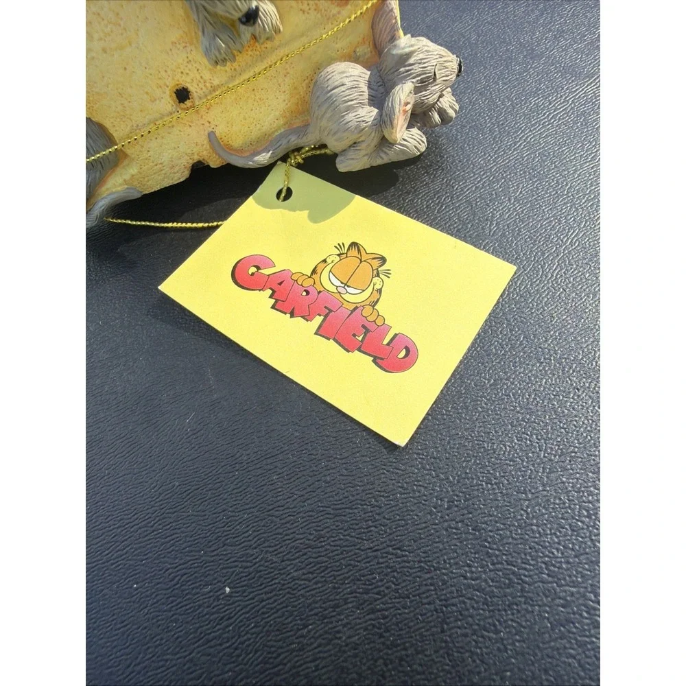 RARE Westland 2349 Paws Garfield Cat Sitting On Top Of The World Music Box Works